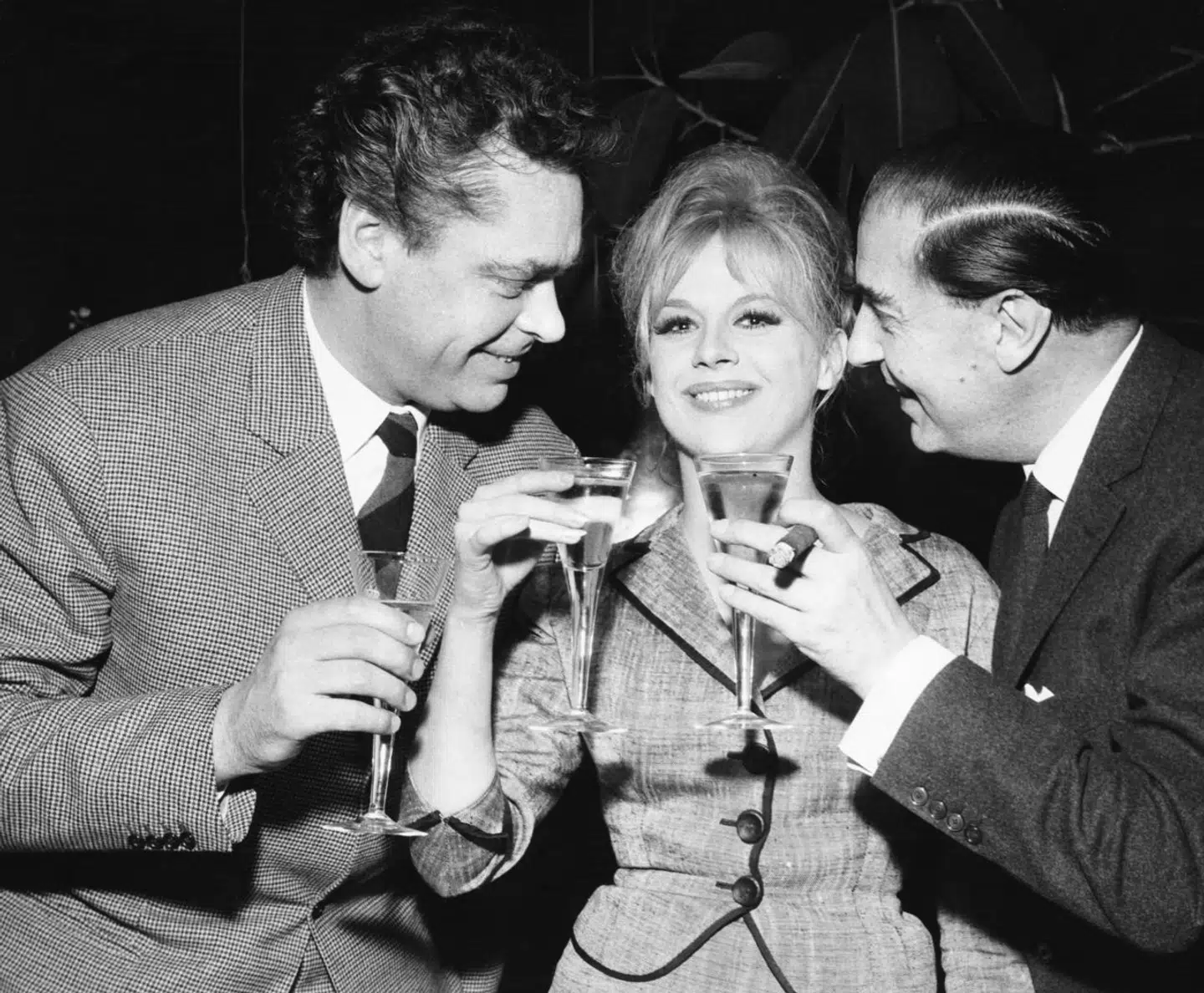 Judy Gringer skåler med kæresten Dirch passer og teaterdirektør Stig Lommer, som 'opdagede' hende.