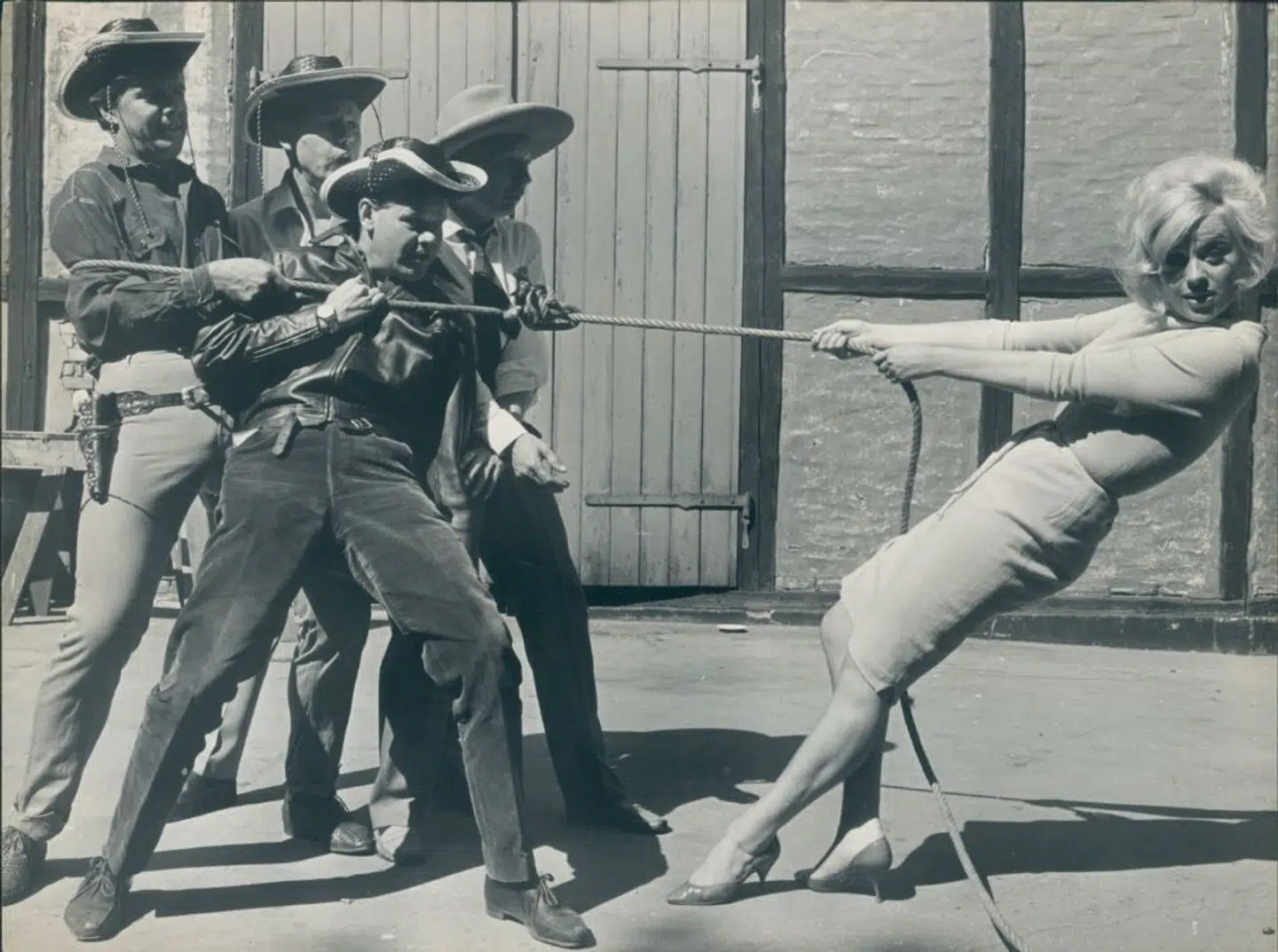 Judy Gringer holder snor i Morten Grunwald, Preben Kaas, Jørgen Ryg og Paul Hagen foran ABC Teatret.