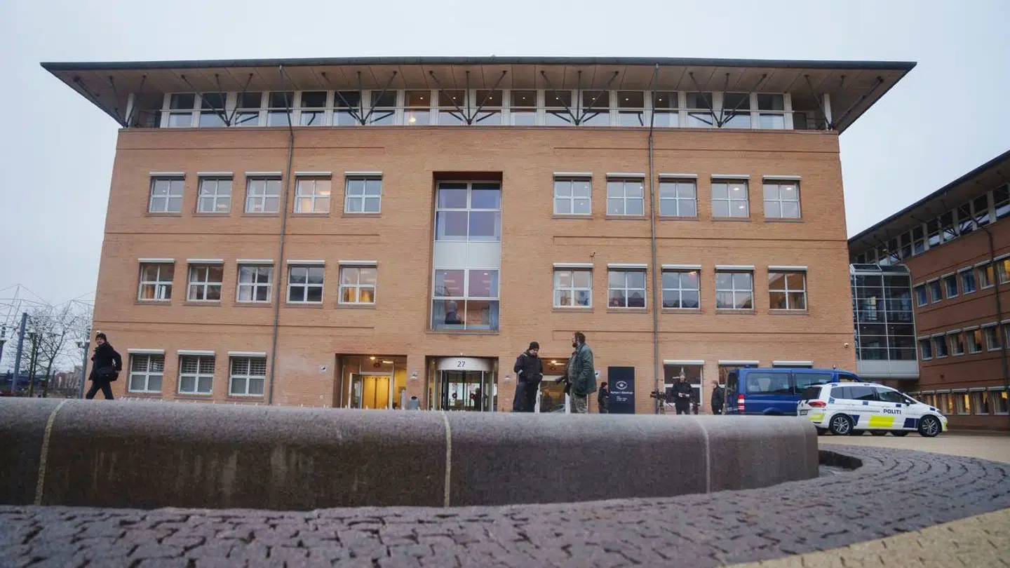 De tre sigtede blev mandag eftermiddag fremstillet i grundlovsforhør ved byretten i Glostrup.