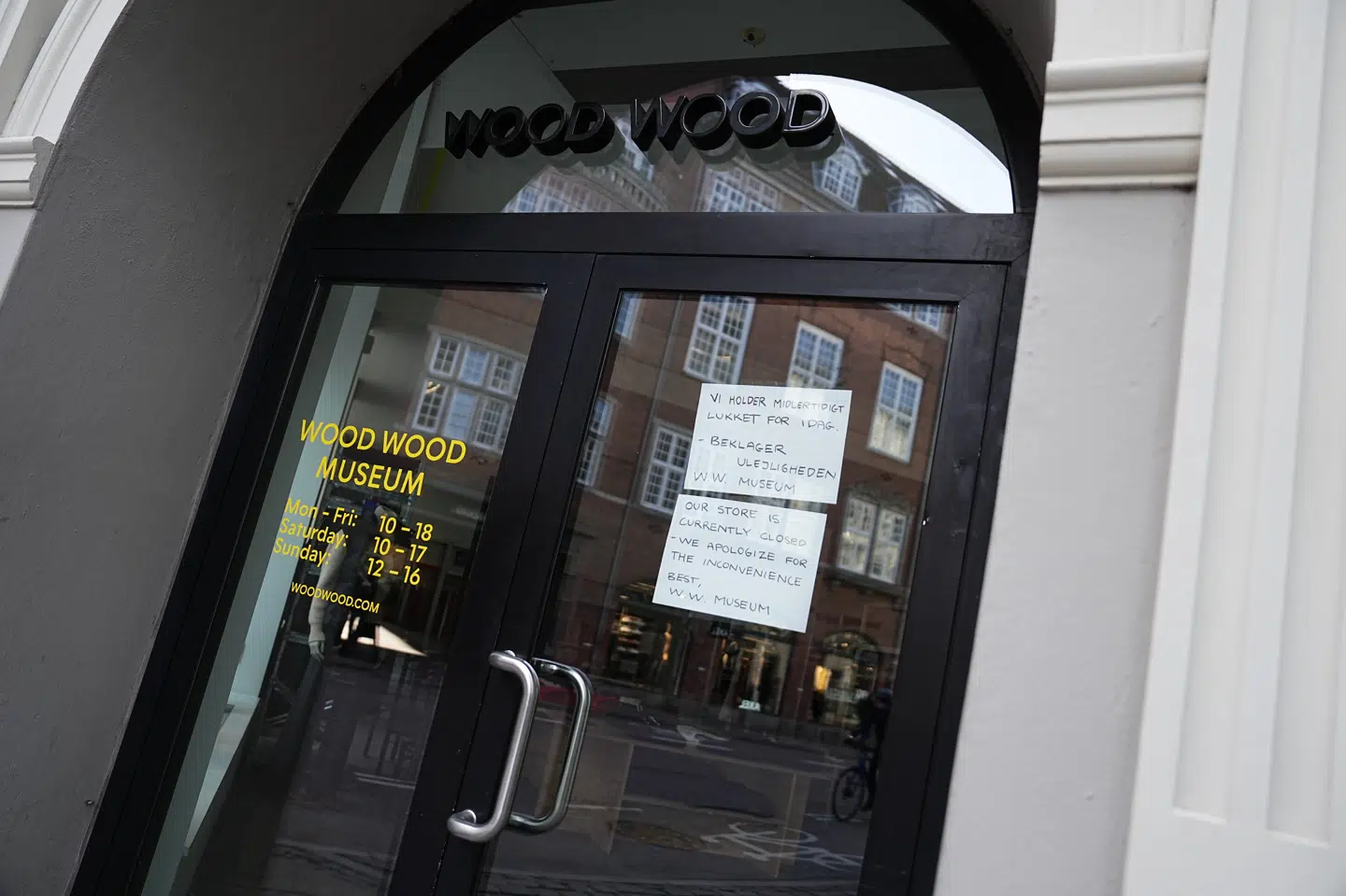 Tøjmærket Wood Wood er gået konkurs, men ejerne bag håber at kunne videreføre virksomheden "i en eller anden form", skriver TV 2 Kosmopol. I butikken på Grønnegade i København hænger en seddel i vinduet, hvor der står, at butikken er midlertidigt lukket. Det fremgår ikke, hvorfor eller hvornår sedlen er fra.