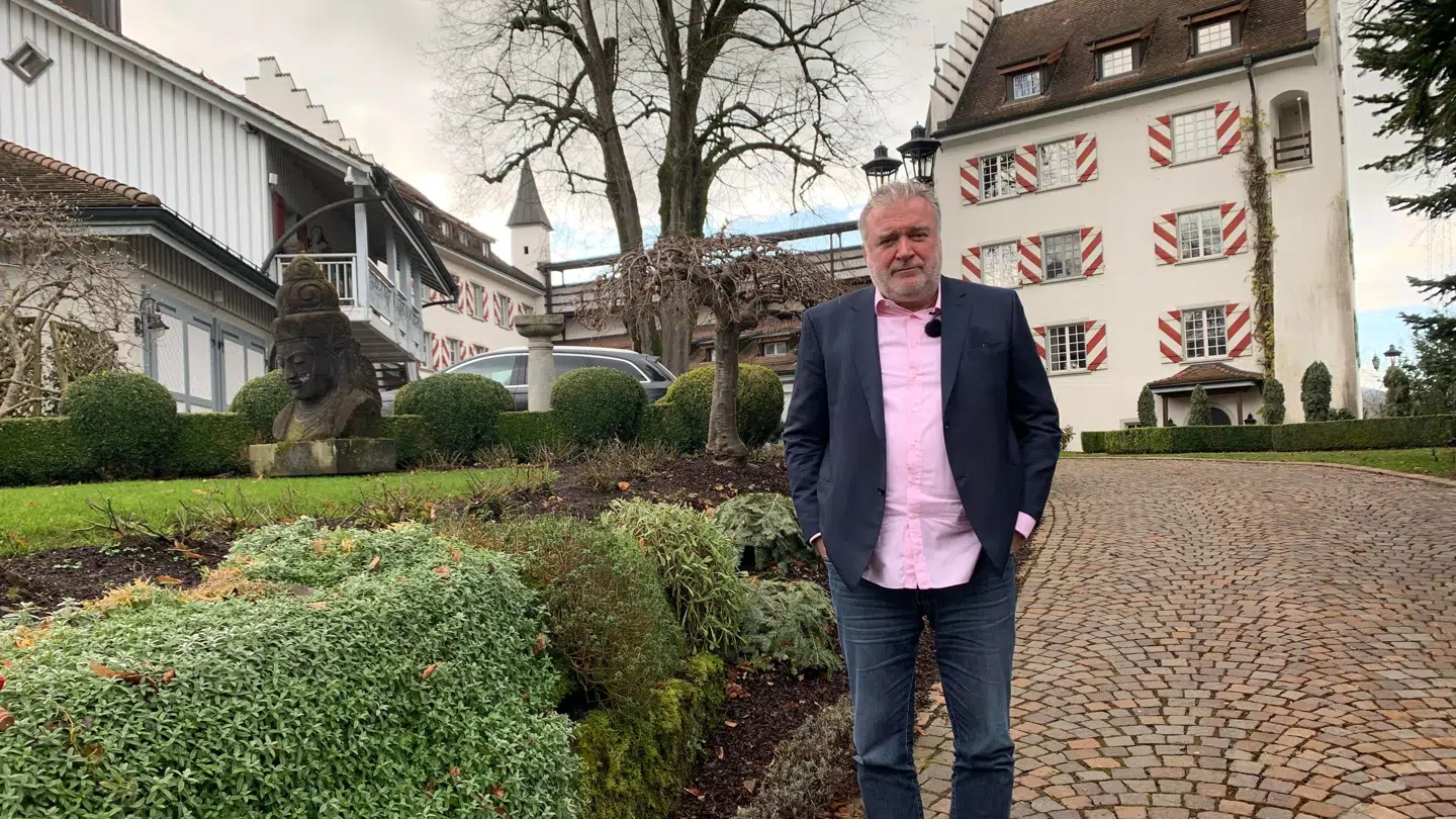 Lars Seier på sit slot i Schweiz.