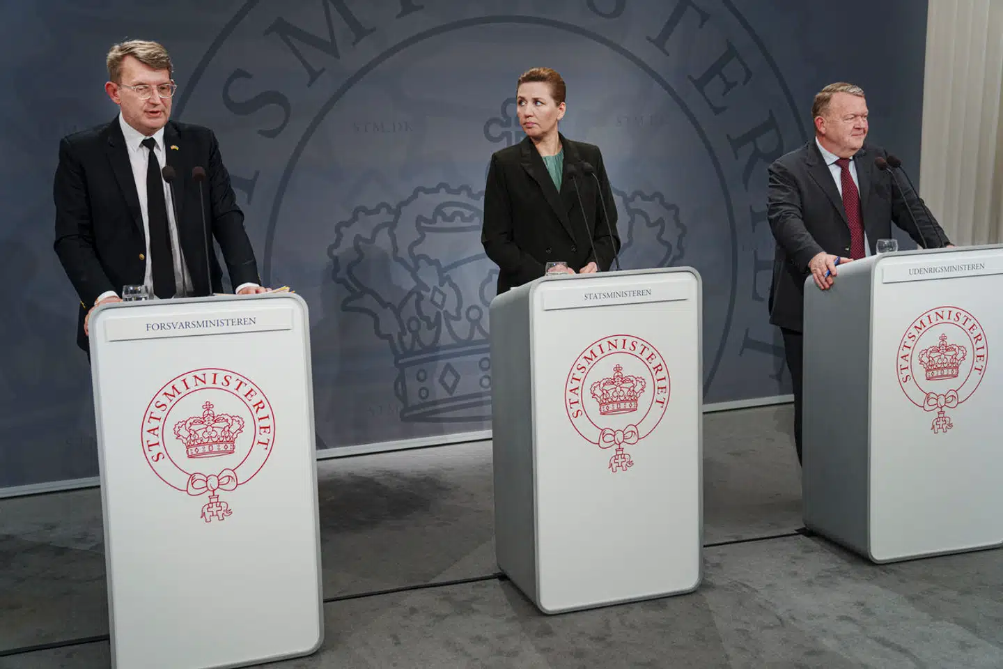 Selvom regeringen har mistet sit indenrigspolitiske flertal, er den ikke umiddelbart i fare for at vælte.