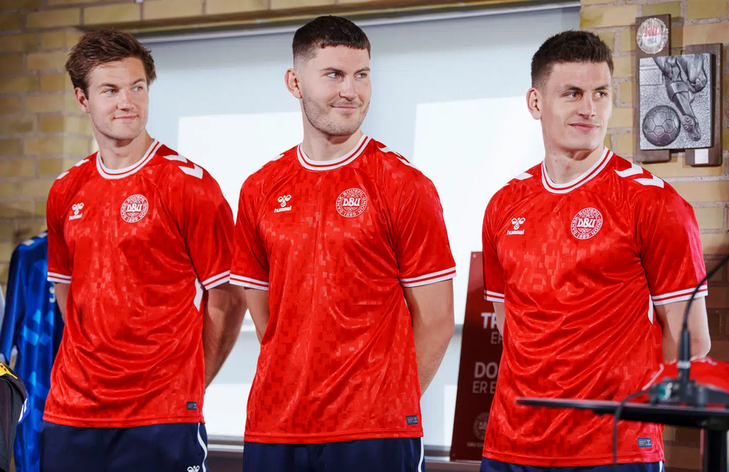 Joachim Andersen, Joakim Mæhle og Jonas Wind fremviser landsholdets røde hjemmetrøje til EM.