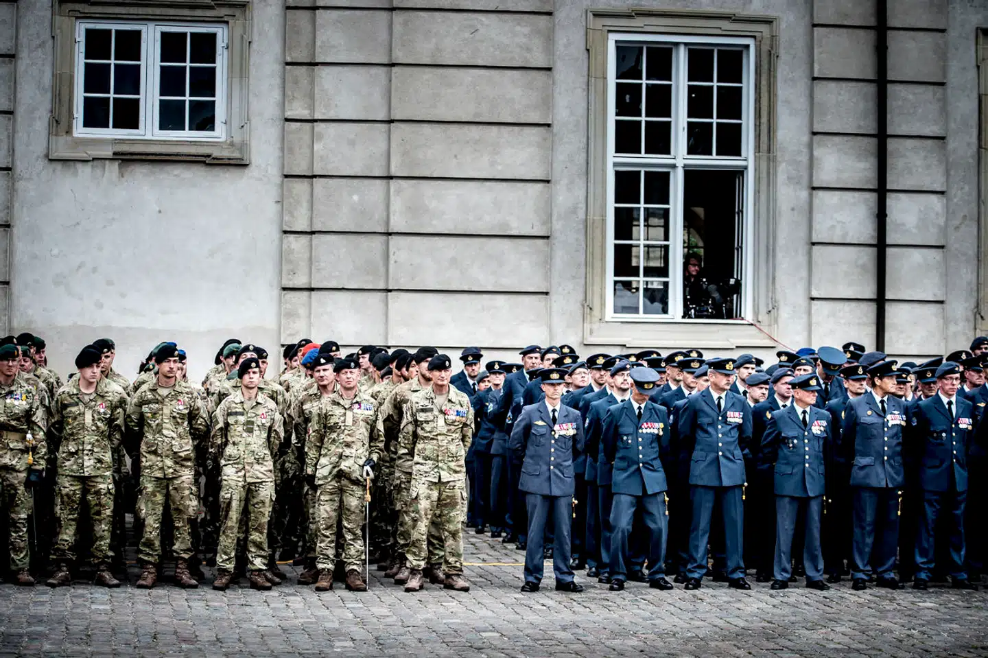 Forskning finder ikke den store forskel på, hvordan værnepligtige og frivillige klarer sig. Parade på Bertel Thorvaldsens Plads i København i anledning af Flagdag for Danmarks udsendte tirsdag den 5. september. Foto: Mads Claus Rasmussen