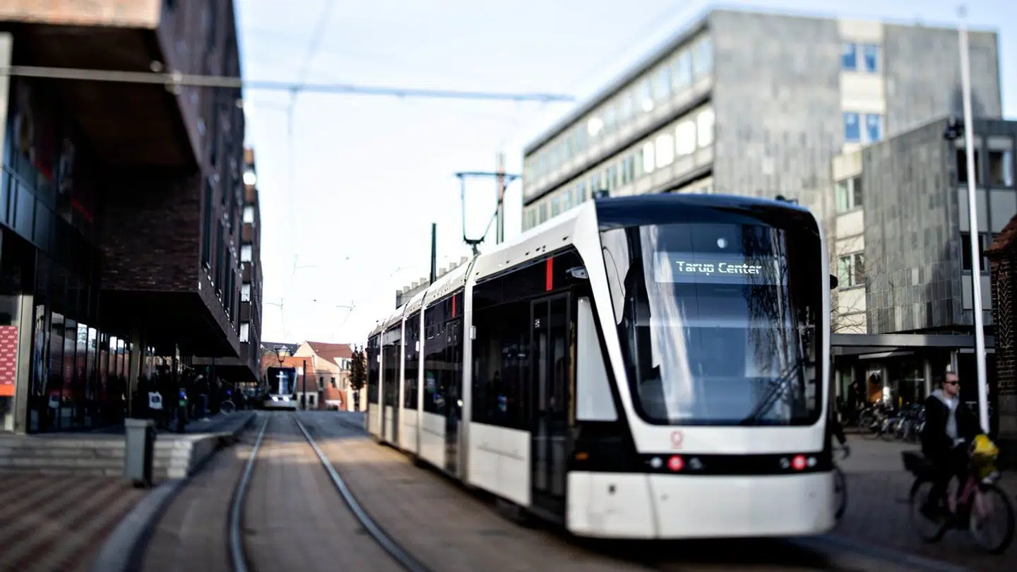 Odense Letbane holder tirsdag eftermiddag helt stille på grund af en nedfaldet køreledning.