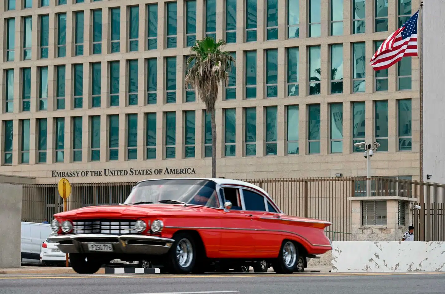 Det var på den amerikanske ambassade i Havana, at nogle af medarbejderne begyndte at tale om symptomerne på det, der siden er blevet kaldt Havana-syndrom: Hjerneskader, høretab, svimmelhed og mærkelige lydindtryk og andre symptomer.