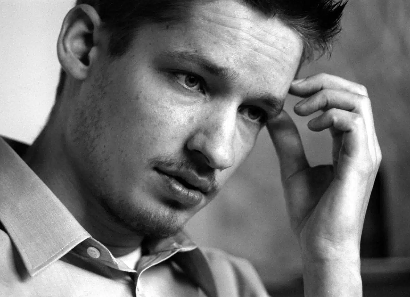 Den eksperimenterende og særegne forfatter fra Aarhus Christian Haun er aktuel med bogen »Måske tvivler hun ikke længere på alting«.