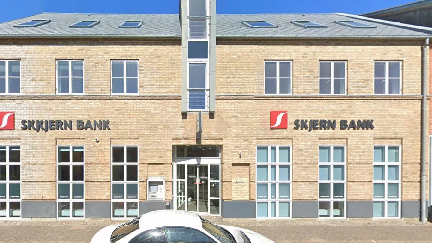 Skjern Bank mener, at der er sket berigelse fra kunders konti. Og at en afdelingsdirektør står bag.