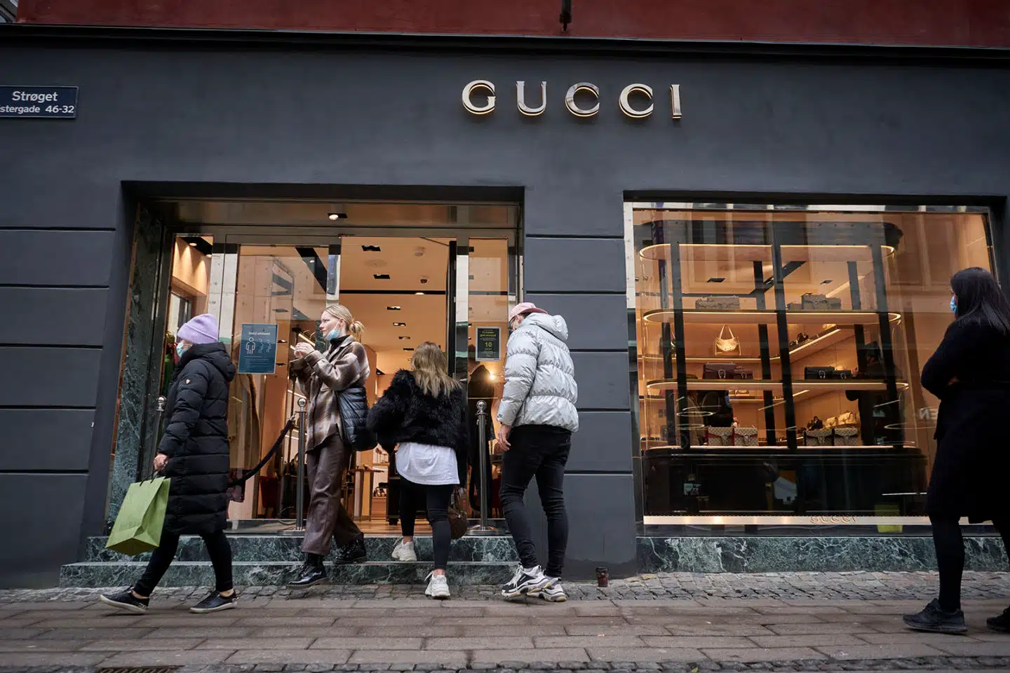 Kø ved Gucci.
