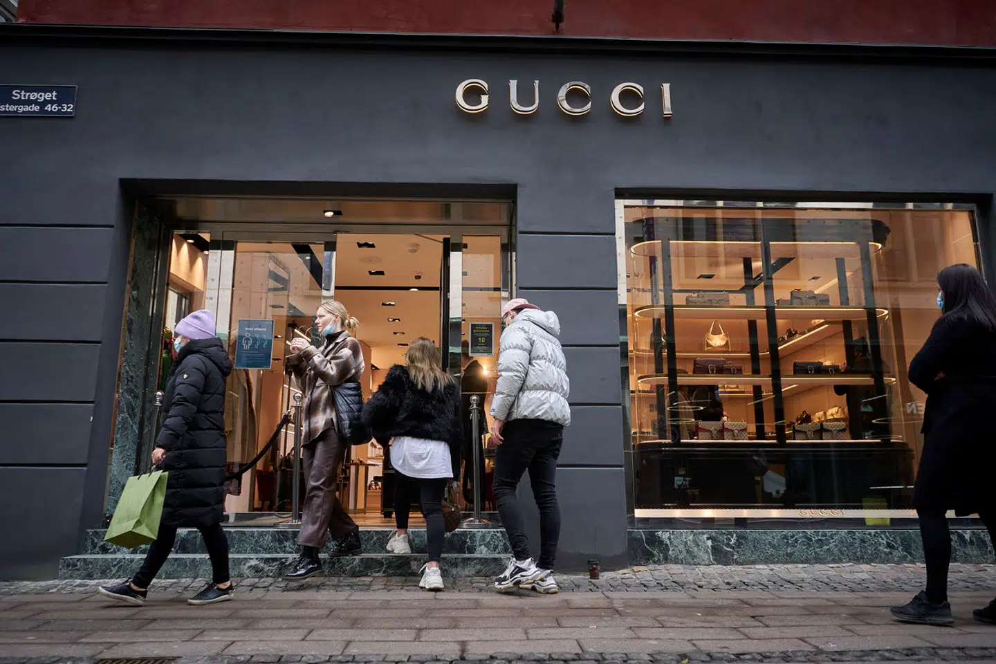 Kø ved Gucci.