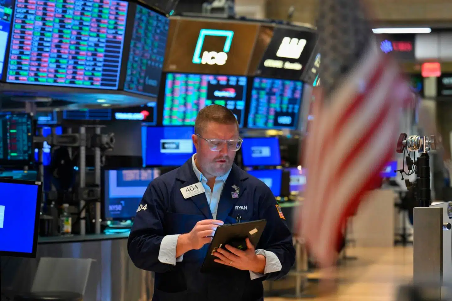 Den amerikanske centralbanken holder fast i forventningen om tre rentenedsættelser. Men renten skal ikke sættes så meget ned efterfølgende.