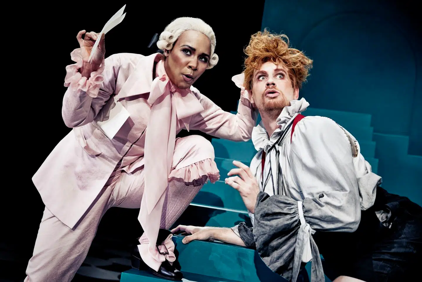 Andreas Jebro imponerer med lynhurtig fysik som tjeneren Truffaldino i »Tjener for to herrer«. Her med Sara Fanta Traore forklædt som mand. PR-foto: Emilia Therese