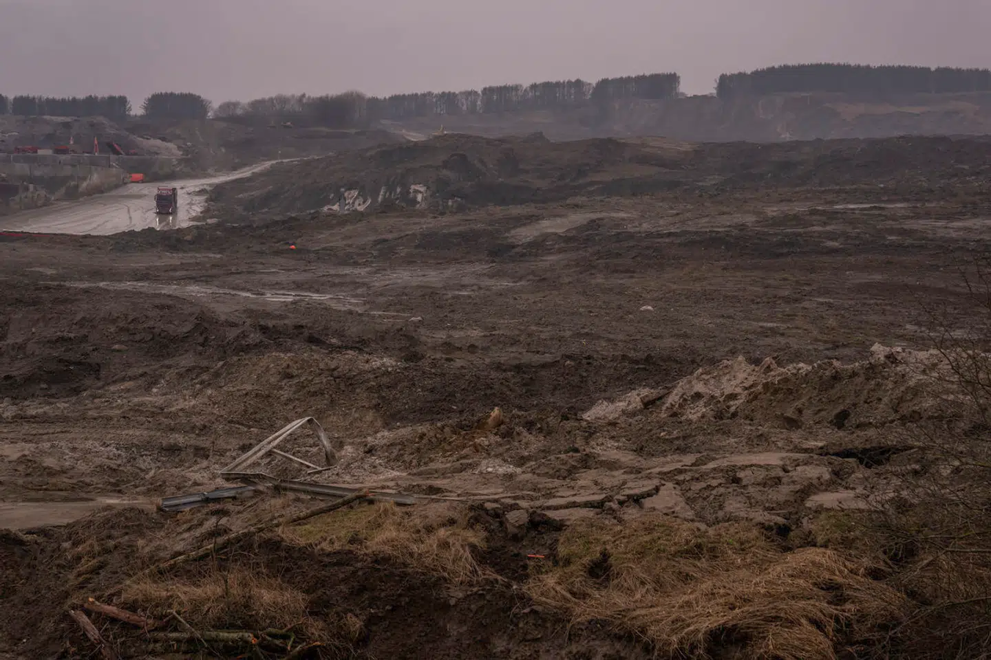 Mens alle lægger afstand til ansvaret for miljøkatastrofen på Nordic Waste, sidder borgerne i Ølst tilbage med uvished og manglende svar.