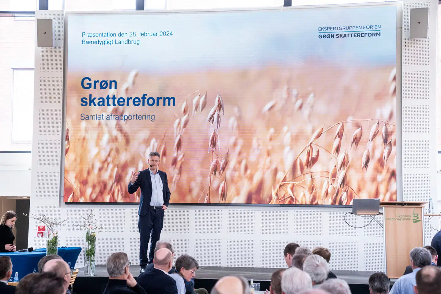 »Den adfærd bør fratage ethvert erhverv den uhørt privilegerede adgang, som landbruget har til magtens centrum,« mener Lukas Lunøe om blandt andet landmænds udtalelser om, at de ville have hængt professor Michael Svarer i en galge, hvis vi ikke var i 2024. Her taler Svarer til Bæredygtigt Landbrugs generalforsamling.