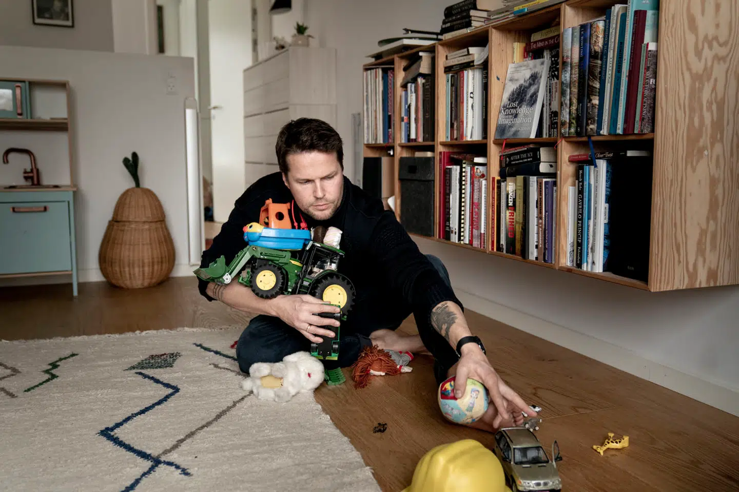 Henrik Hvenegaard Mikkelsen har som sådan ikke forsket i danske forældre, men efter at han udgav bogen »BØRNEVÆLDE – antropologens håndsrækning til maste forældre« har han mødt dem i al deres ængstelse.