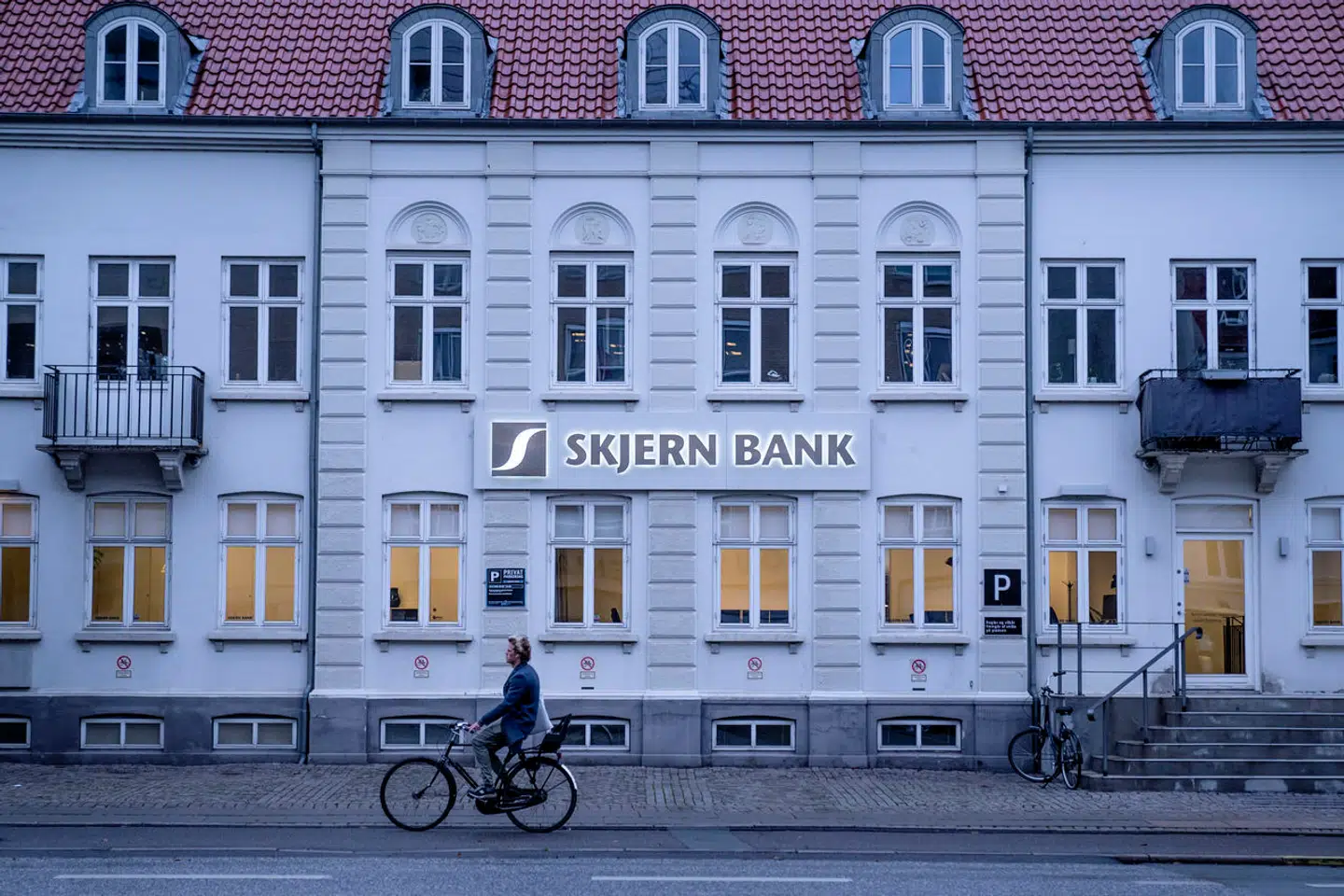 En afdelingsdirektør i Skjern Banks filial i Bramming er blevet bortvist og anmeldt til politiet.