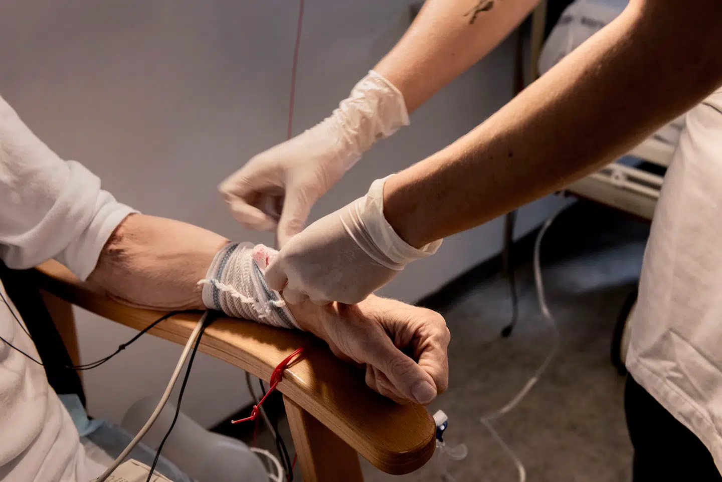 Det er få unge mænd, som tør gå ind i et fag med et navn, som indikerer og symboliserer kvinde med sit '-ske'. Dem, vi kender, har skulle forklare og forsvare deres valg, mener Camilla Bernild og Selina Kikkenborg Berg.