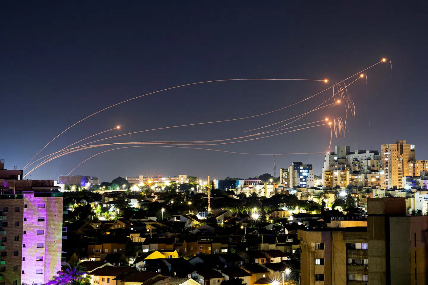 Danmark skal have et luftforsvar. Fotoet viser Israels i aktion i oktober 2023.