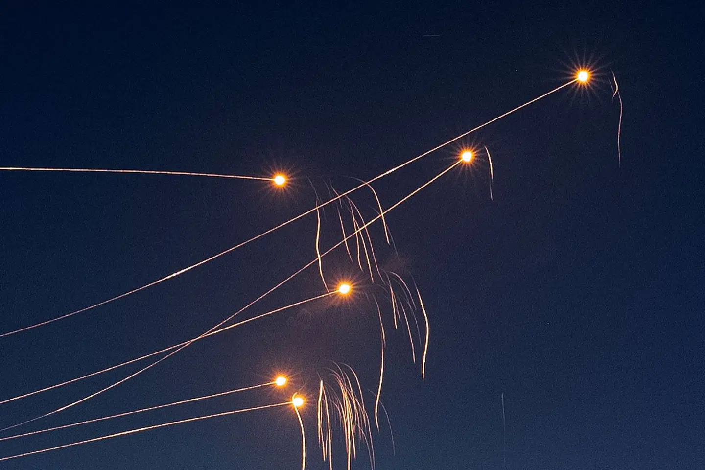 På fotoet ses missiler fra Israels Iron Dome-system. Fotoet er taget 1. december 2023.