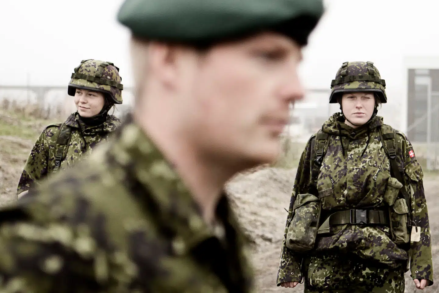 Spørgsmålet om kvindelig værnepligt har skabt politisk uro om forsvarsforliget.