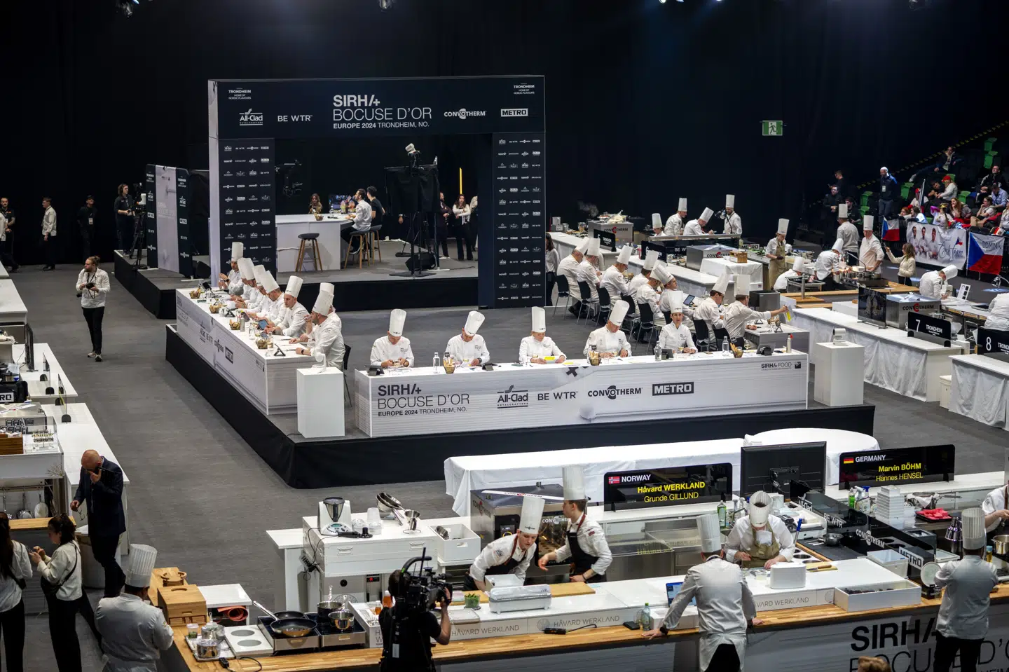 Trondheim 20240319. Dommerne under europafinalen i Bocuse d'Or Europe i Trondheim Spektrum, tirsdag. Kandidater og team fra 20 land skal over to dage konkurrere om pallplassering og muligheden til å repræsentere landet sitt i verdensfinalen i Lyon i 2025. Foto: Gorm Kallestad / NTB