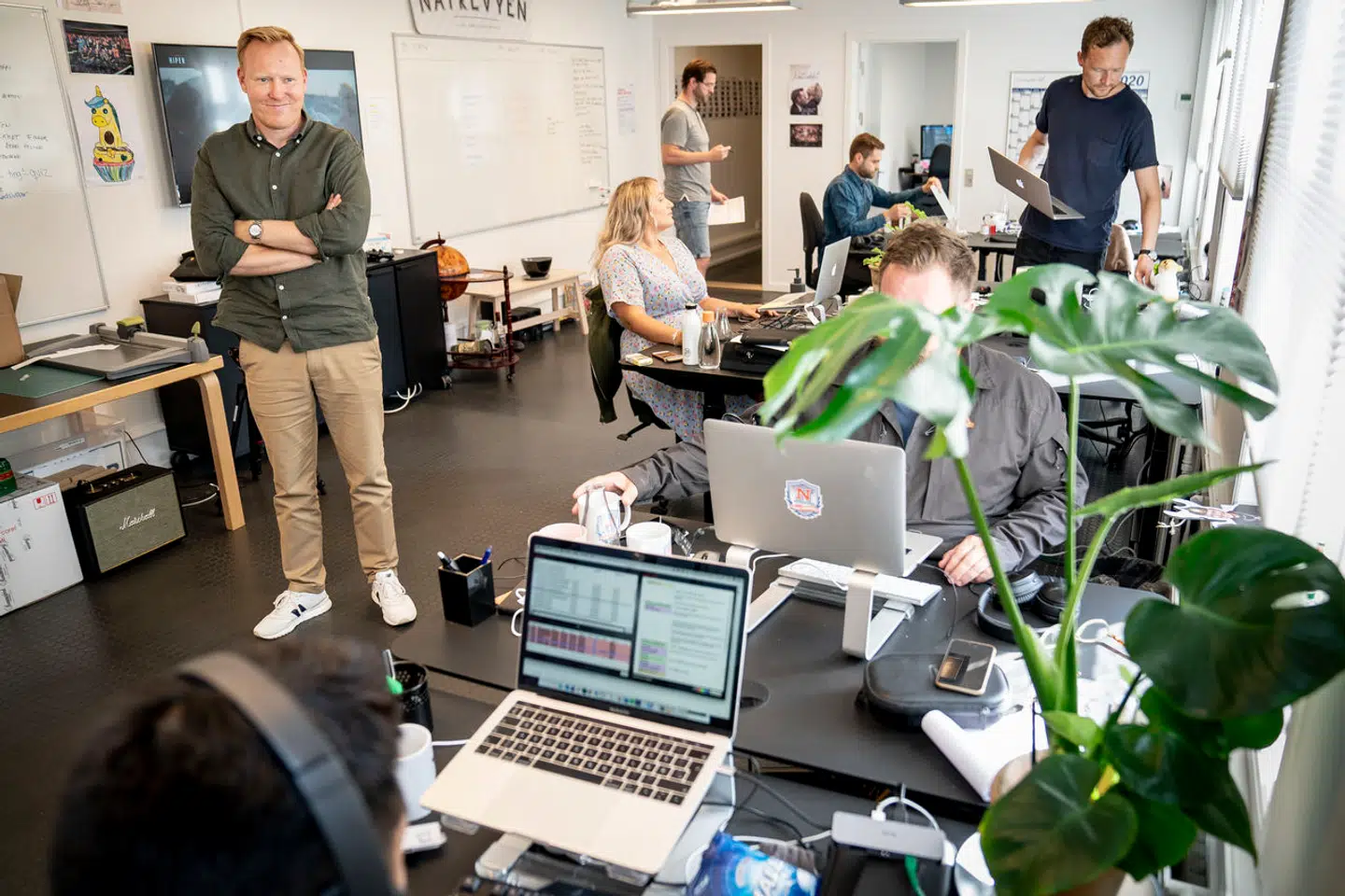 Anders Breinholt har fundet frem til, at han vil bruge sig selv i sit arbejde. Her ses han på den hedengangne 'Natholdet'-redaktion.