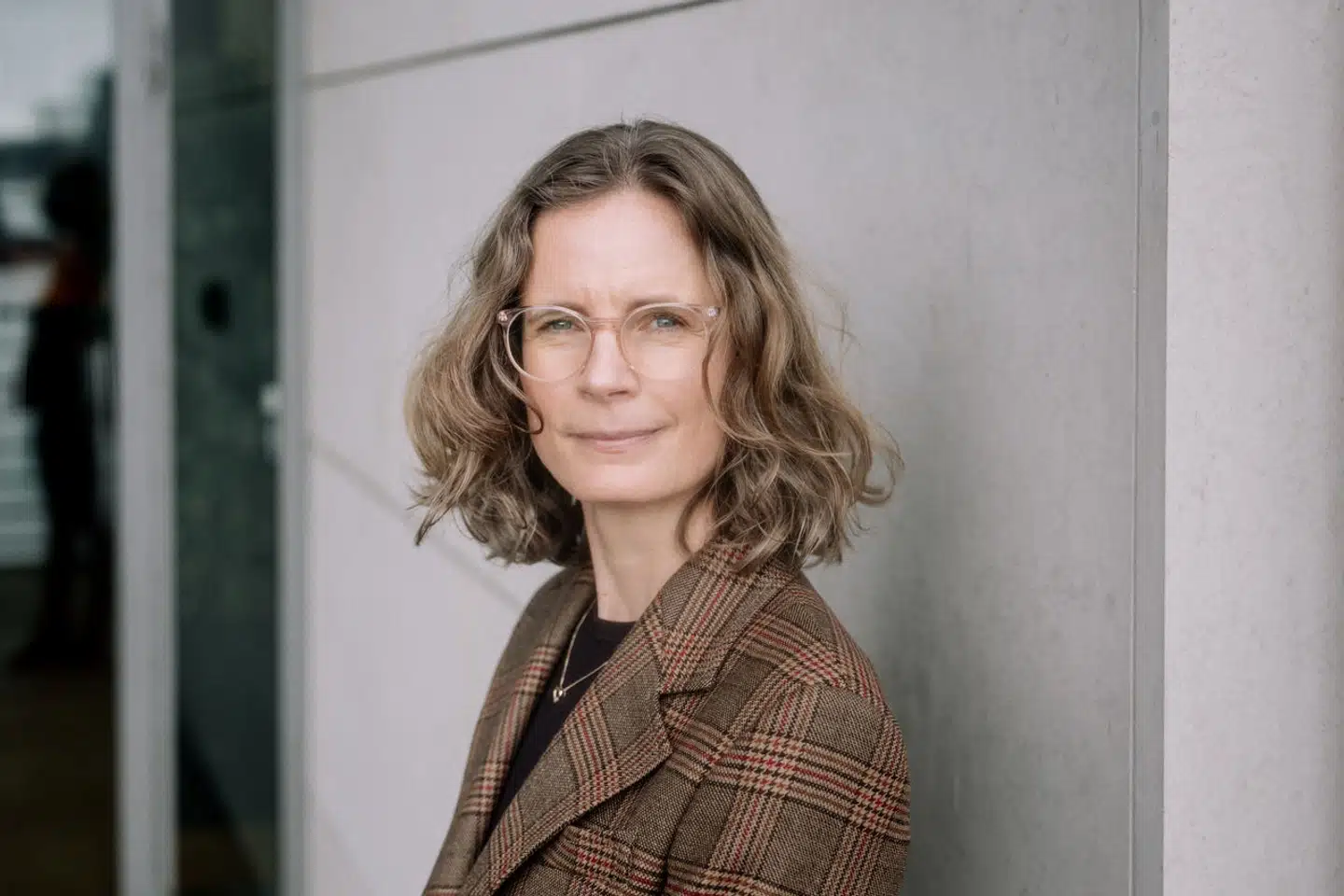 »Vi ser også, at mennesker, der flytter fra områder i verden, som ikke er industrialiserede, til industrialiserede områder, har en højere risiko for at udvikle de her sygdomme. Så vi tænker, at der er noget i vores miljø, som øger risikoen,« siger Kristine Allin, læge og lektor ved Aalborg Universitet.