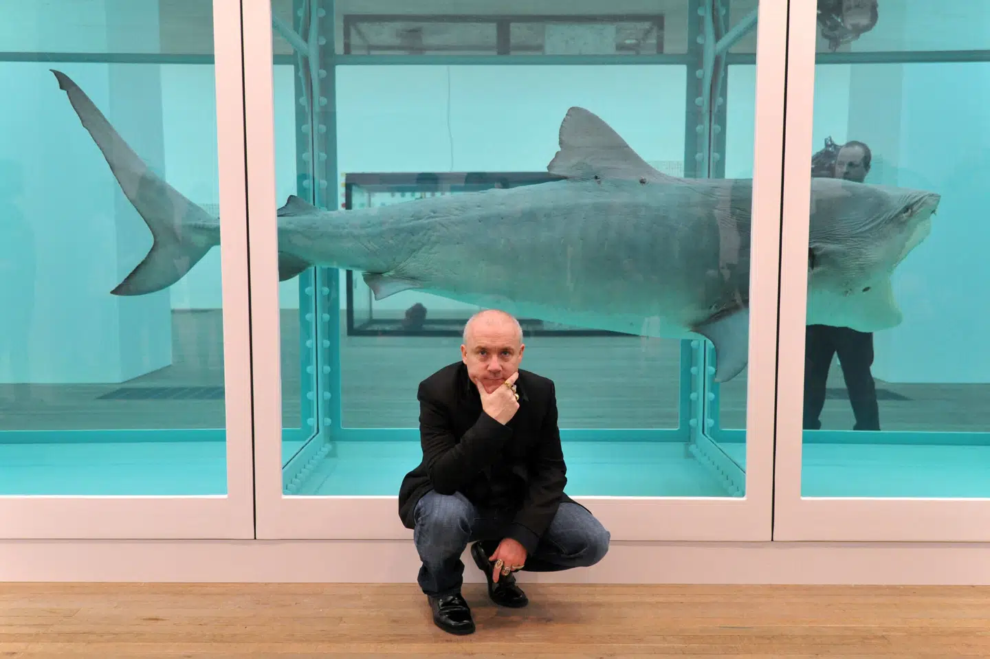 Damien Hirst foran et af sine andre hajværker 'The Physical Impossibility of Death in the Mind of Someone Living, 1991' Arkivfoto: Nils Jorgensen, Scanpix