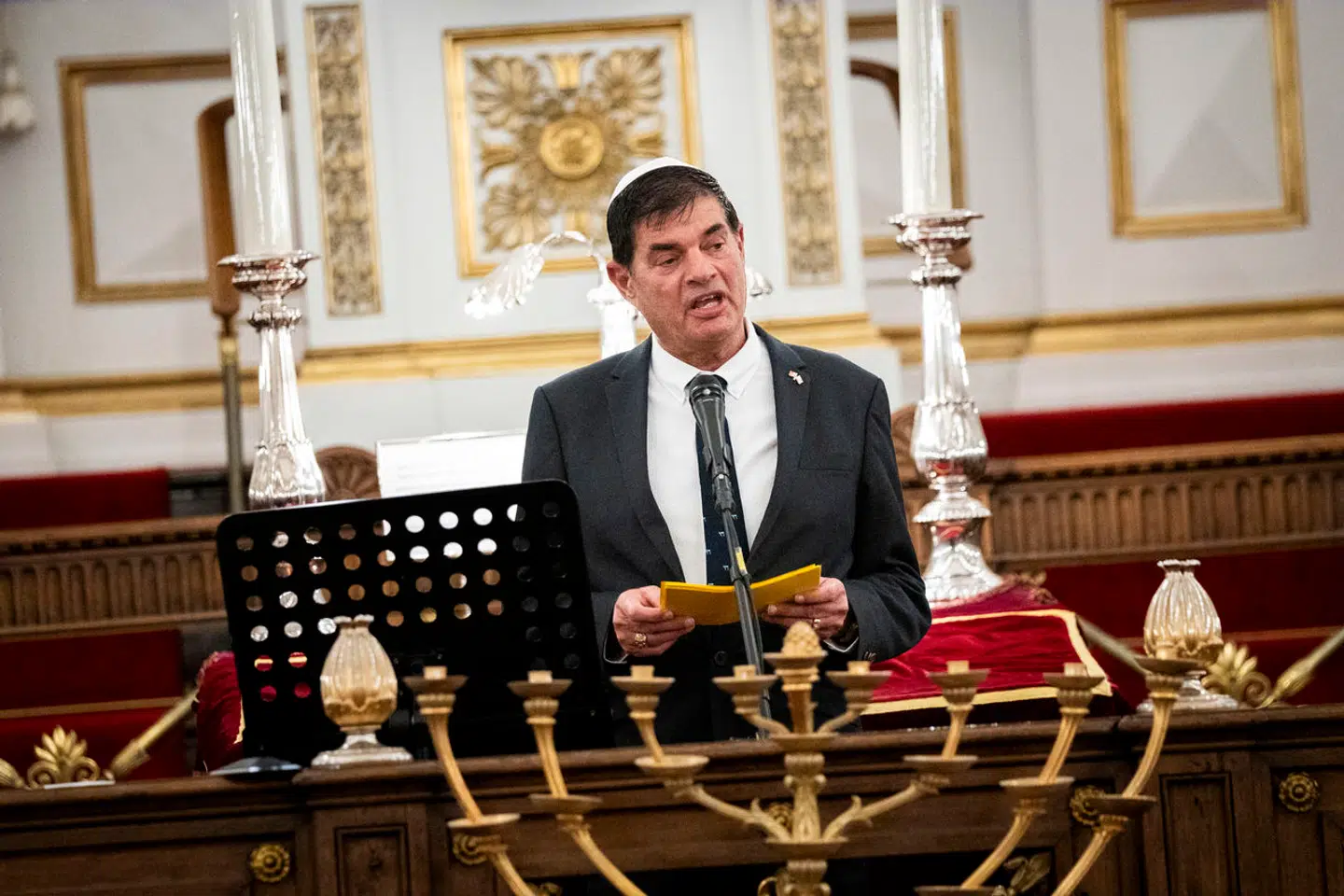 I februar lagde Dansk Zionistforbund et billede og et slogan på Facebook. Som formand forsvarer Max Meyer (billedet) nu opdateringen som en »provokation«. På billedet taler Max Meyer i Københavns Synagoge lørdag den 14. oktober 2023 ved en mindehøjtidelighed for israelske terrorofre.