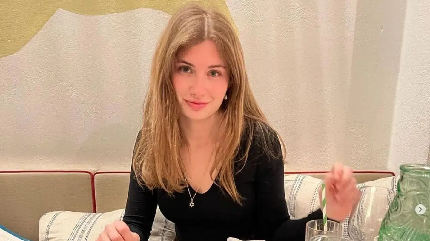 Emily Volovik bærer på billedet den halskæde, der fredag bliver et af omdrejningspunkterne i straffesagen mod en 29-årig kvinde.