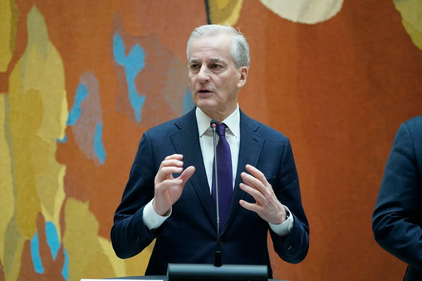 Statsminister Jonas Gahr Støre afviser Martin Krasniks kritik. Han er enig i, at fokus på angrebet 7. oktober er gledet ud, men det hænger sammen med, at flere måneder med krig er fulgt i kølvandet. En uproportional krig, mener han.