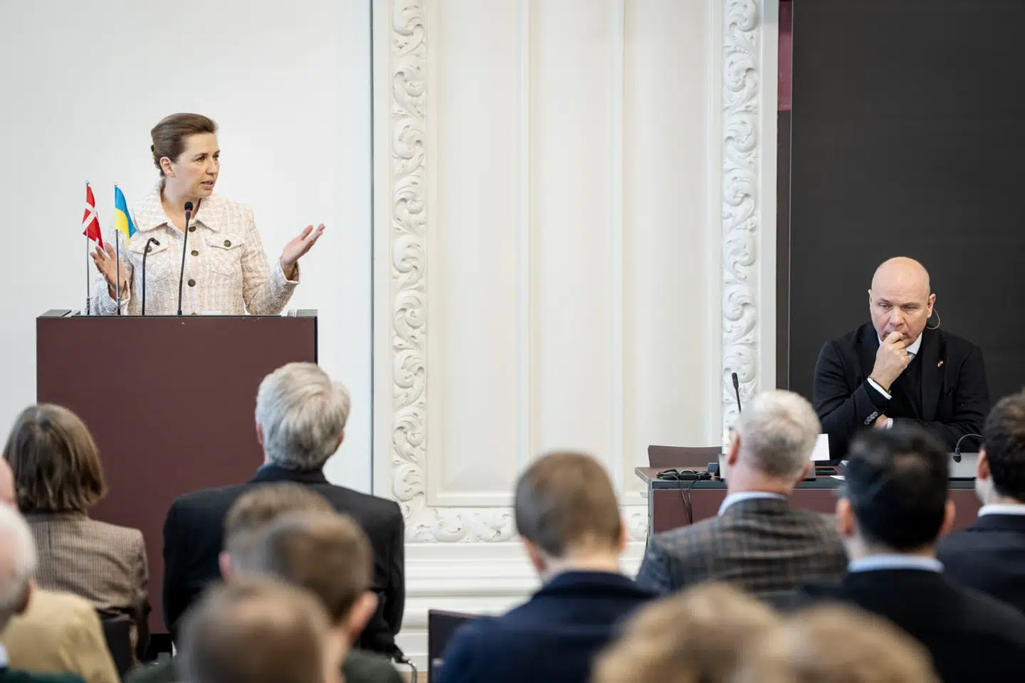 Folketingets formand, Søren Gade, lyttede også med, da Mette Frederiksen udlagde sit syn på krigen i Ukraine.