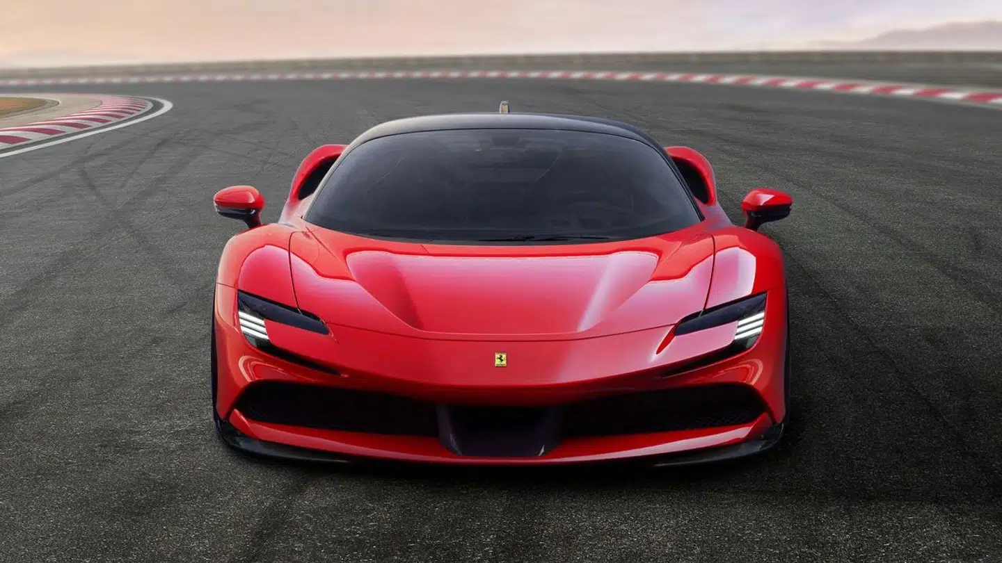 Arkivfoto. Ferrari SF90 Stradale hybrid sportsvogn blev i 2019 vist frem ved Ferraris hovedkontor i Maranello.