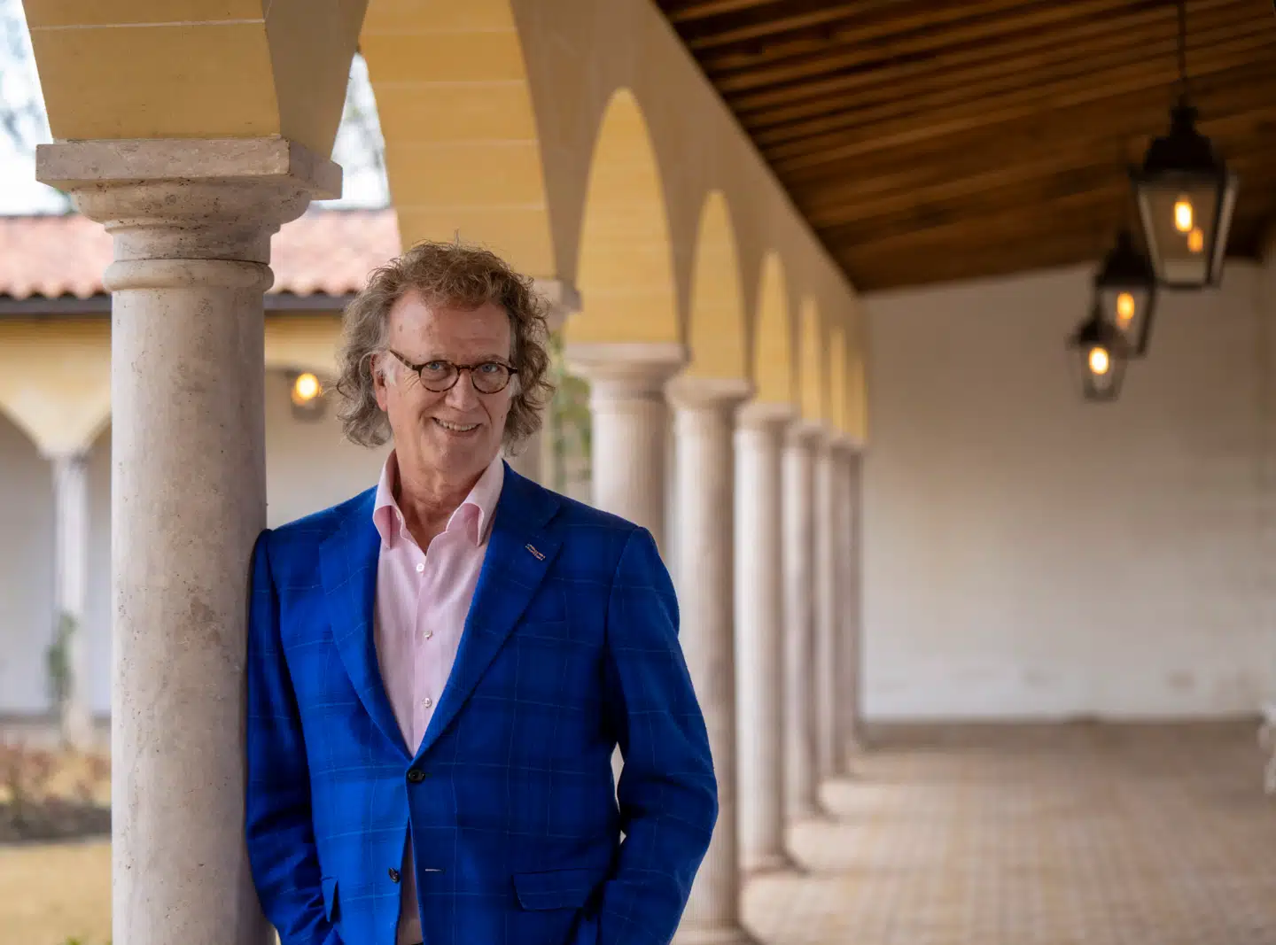 74-årige André Rieu, verdenskendt violinist og dirigent, lever det liv, han altid har ønsket for sig selv, så nu er han optaget af at få det til at vare så længe som muligt. Pension har han ingen planer om.