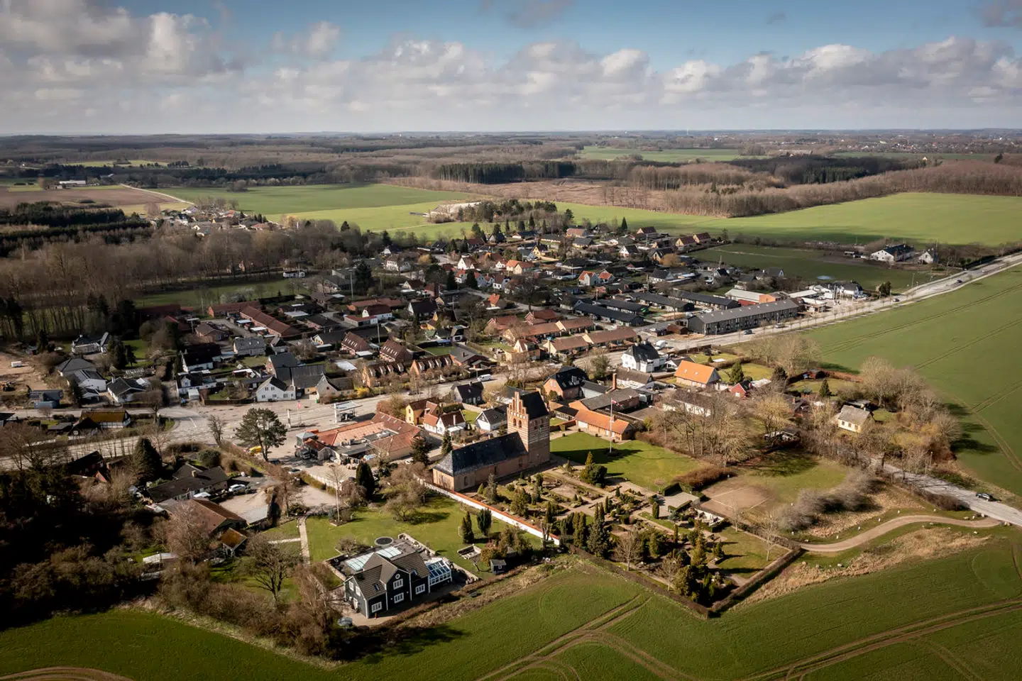 Hundredvis af købere af fritidshuse benytter sig hvert år af muligheden for ændre status på et helårshus – typisk på landet – til at være fleksbolig uden bopælspligt. Det kan være en genvej til et billigt fritidshus.