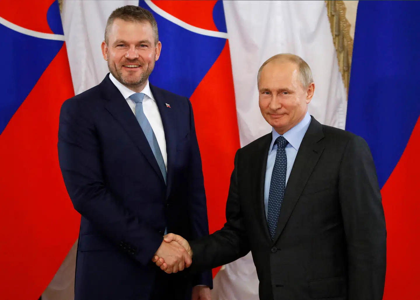 Peter Pellegrini fotograferet med Vladimir Putin til St. Petersburg International Economic Forum i 2019. Foto: Dmitri Lovetsky, Scanpix