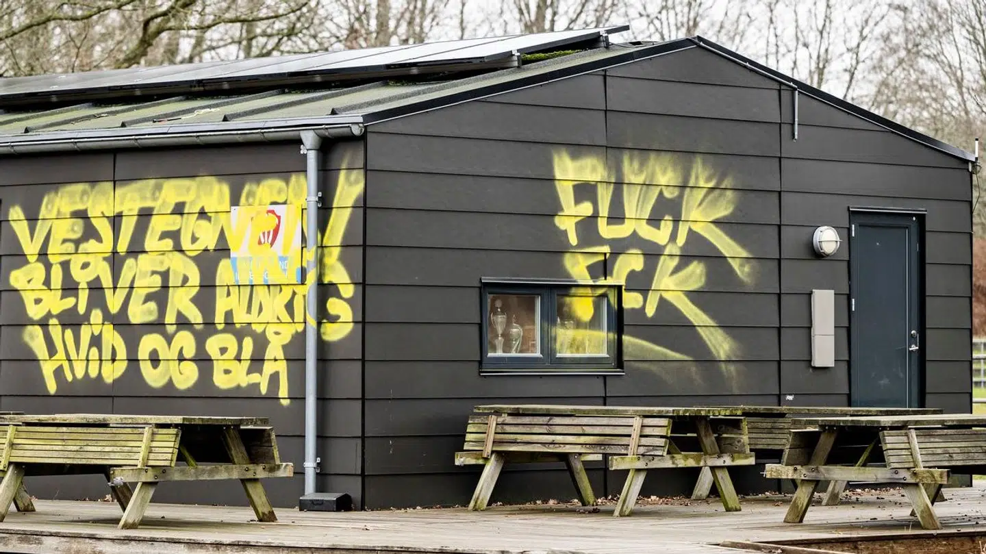 Klubhuset i Albertslund er blevet overmalet med graffiti.