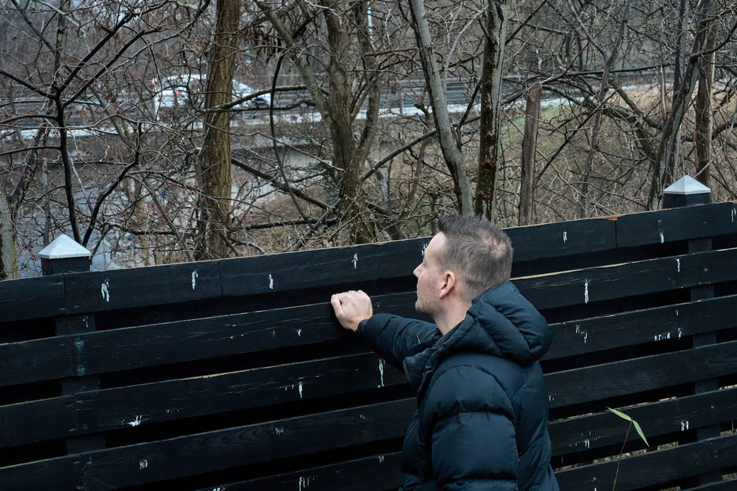 Tomasz Bylinski har ikke langt fra haven til motorvejen.