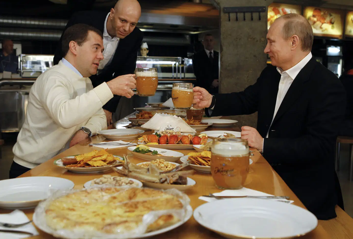Dmitry Medvedev, tidligere russisk præsident, nyder en øl med den nuværende, Vladimir Putin. Staten overtog Carlsbergs russiske forretning sidste år, men det danske bryggeri kæmper videre for at bevare nogle af værdierne.
