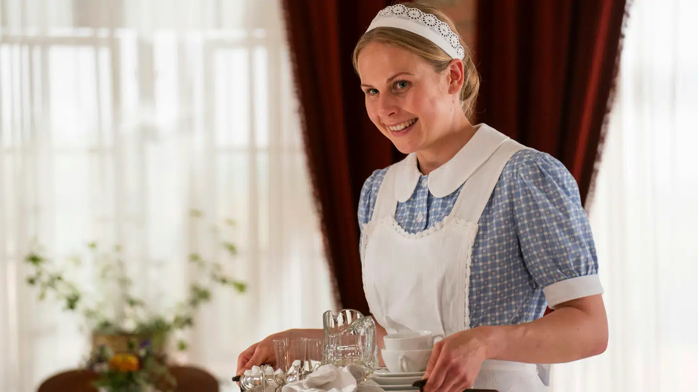 Hannah Gass Sibbesen som en af de nye stuepiger.