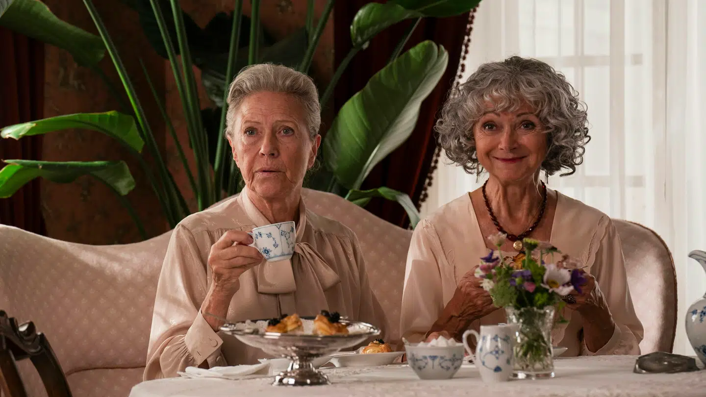 Birthe Neumann og Sonja Oppenhagen i 'Badehotellet'.