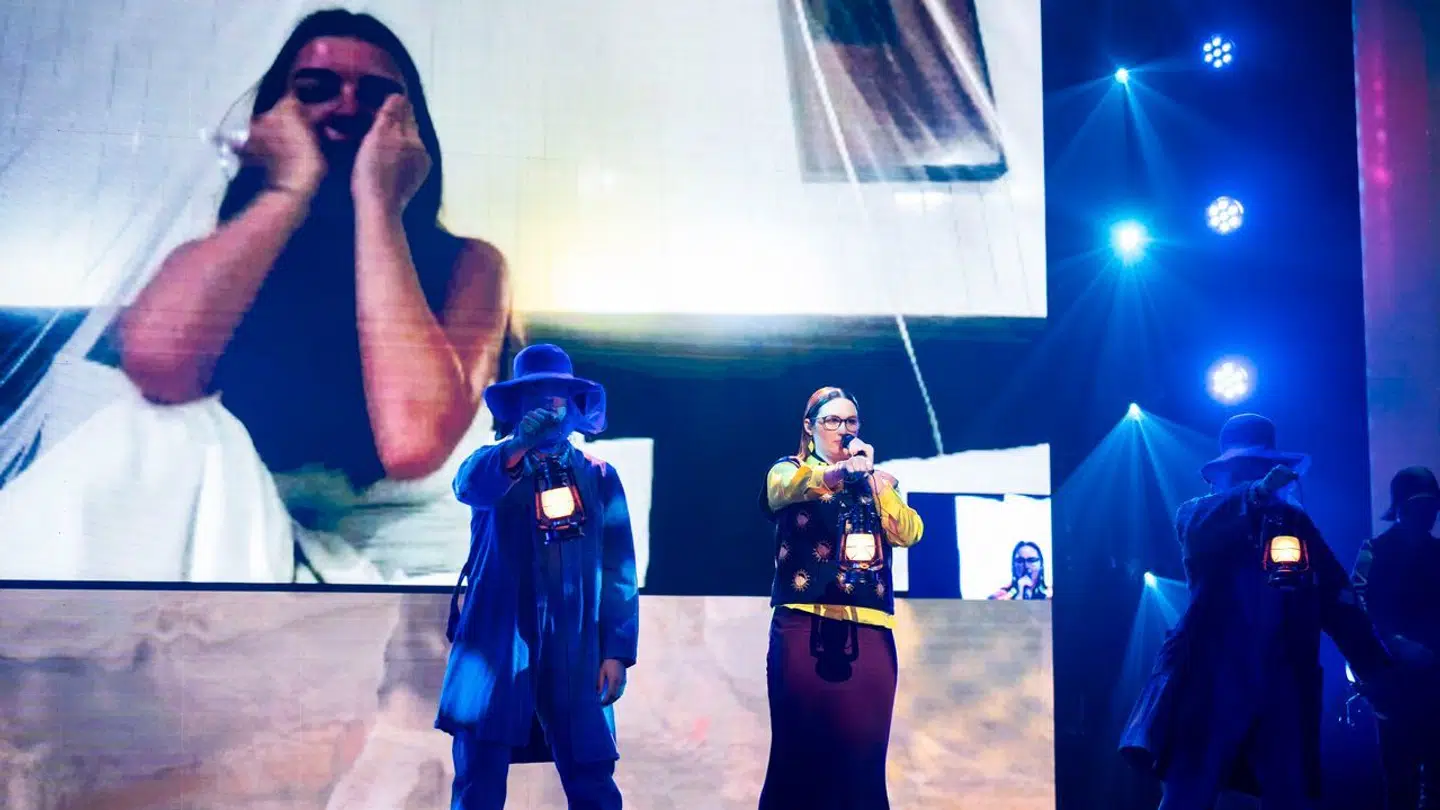 Helene Frank med sin lillesøster på storskærmen.