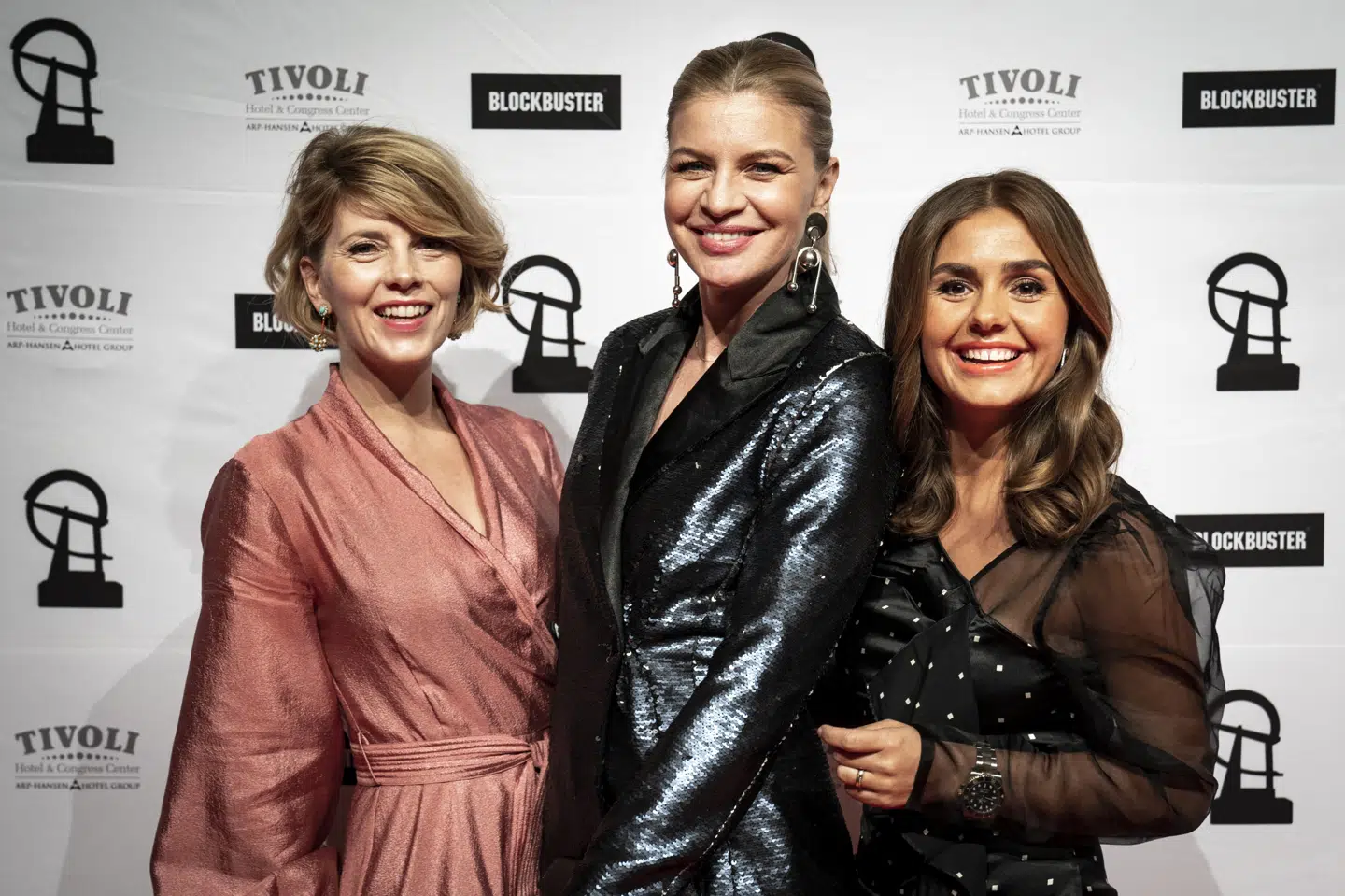 Venindetrioen Marlene, Eva og Bella, spillet af henholdsvis Lærke Winther (til venstre), Mille Dinesen (i midten) og Stephania Potalivo (til højre), er tilbage i "Jagtsæson 2: I medgang og modgang". Komedien har premiere 21. marts. (Arkivfoto).