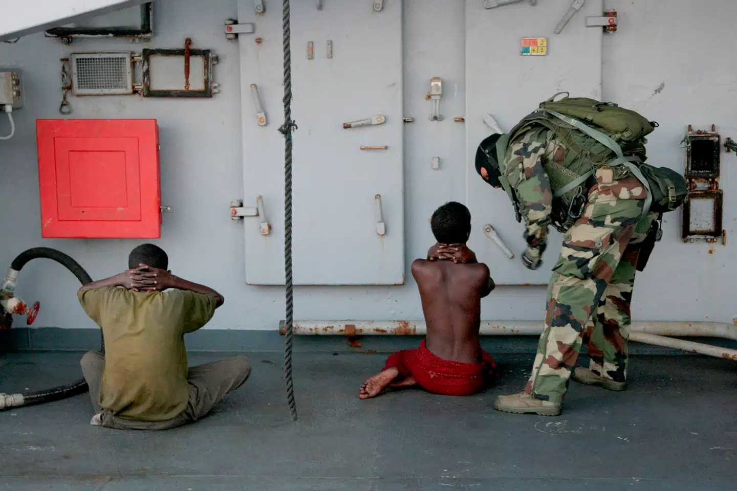 En fransk soldat med to somaliske pirater i april 2009.