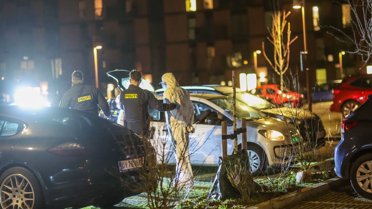 En person i såkaldt DNA-dragt føres væk af politiet i Solrød natten til søndag.