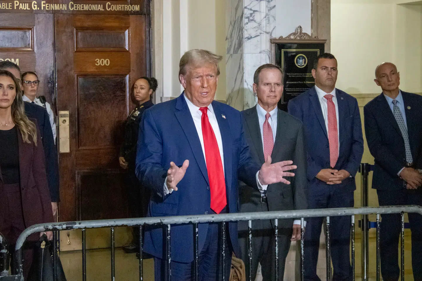 I februar blev Donald Trump dømt til at betale 464 millioner dollars. Han fik desuden forbud mod at drive virksomhed i delstaten New York de næste tre år.