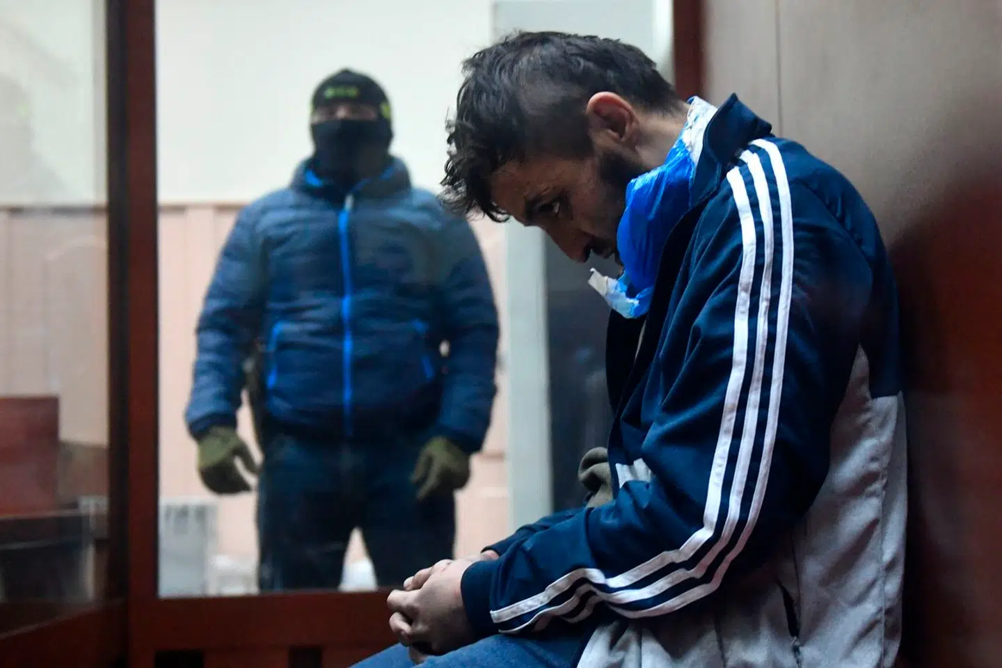 Fire mænd, som Rusland mistænker for at stå bag et angreb fredag aften, er blevet fængslet efter søndagens retsmøde. To af dem har ifølge det statslige nyhedsbureau Tass erklæret sig skyldige.