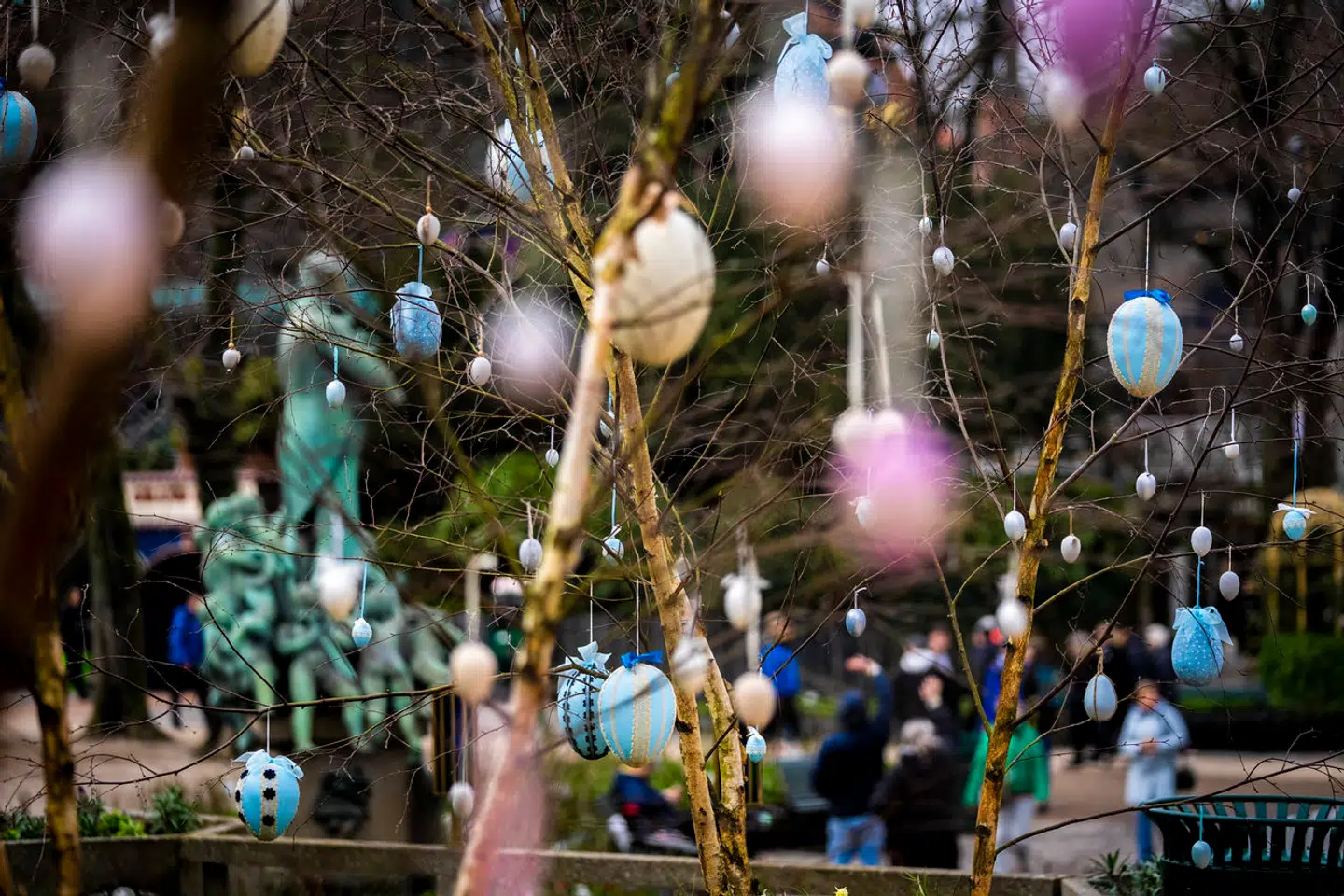 Påskeharen, der udover næbdyret må være det eneste pattedyr, som lægger æg, har slet intet at gøre med den kristelige tradition. Alligevel er det værd at holde fast i, skriver Christian Egander Skov.