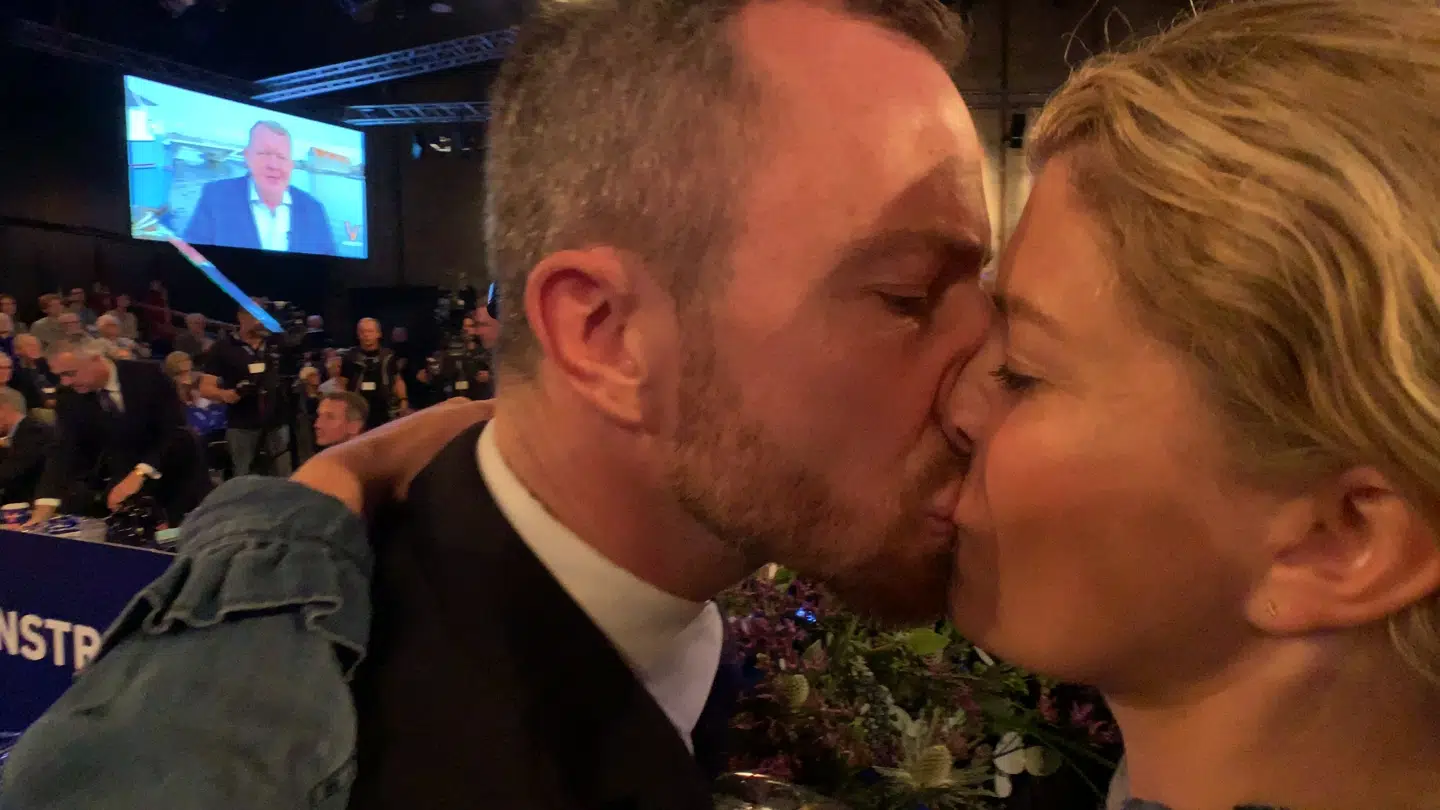 Jakob Ellemann-Jensens kone var af få ord til pressen, men der var rigeligt med kys og kærlige blikke til manden.