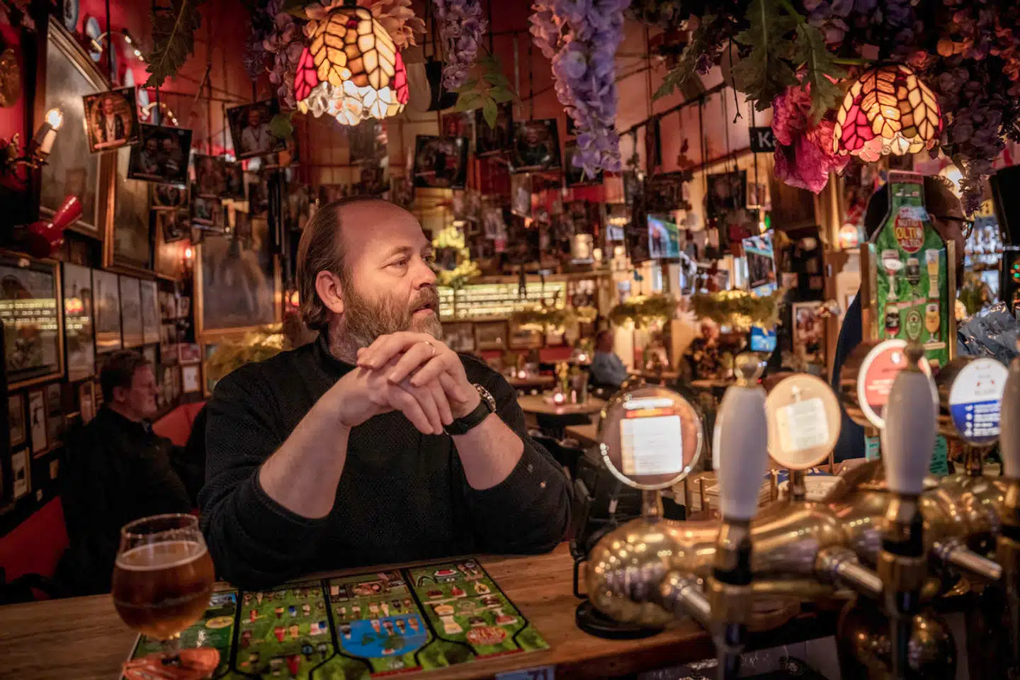 Berlingskes Søren Jacobsen Damm tog på en nostalgisk pubcrawl for at undersøge, om der stadig eksisterer »rigtige værtshuse« på Istedgade. Første stop på turen var Jernbanecafeen i Reventlowsgade, lige over for hovedbanegården. Værtshuset fra 1933 har et gennemgående jernbanetema og var rutens dyreste sted.